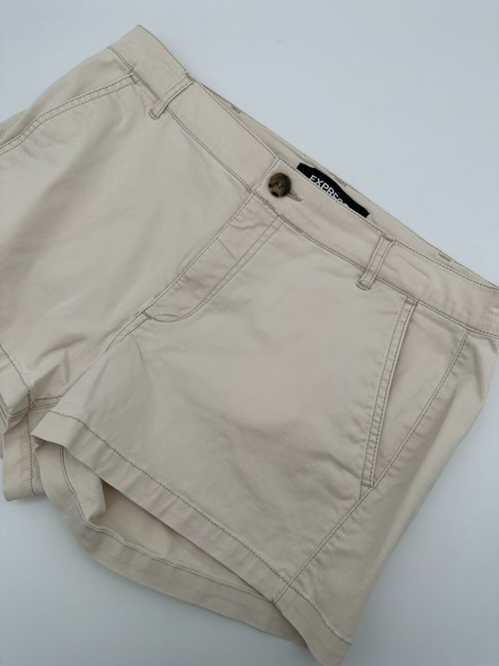 Express Women's Shortie Mid Rise Stretch Classic Chino Shorts, Size 10, Cream